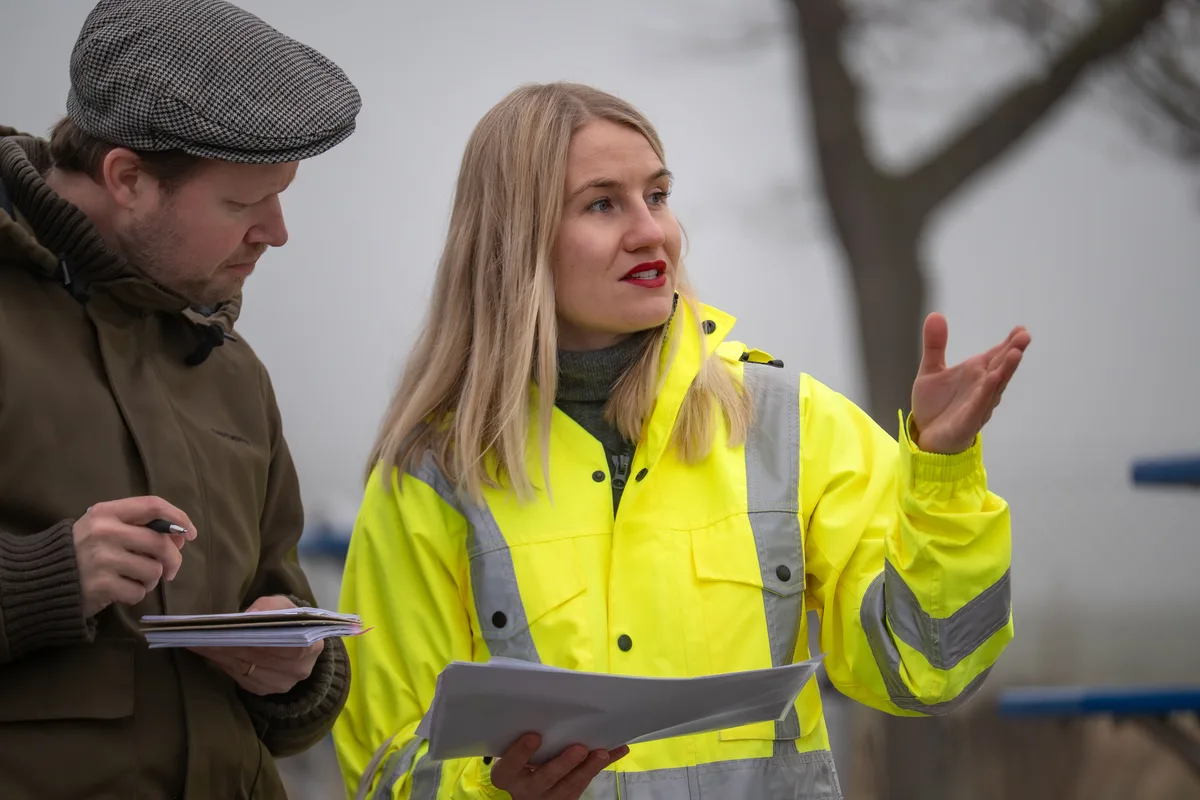 Marlene Fischer erklärt dem Journalisten die Karte.